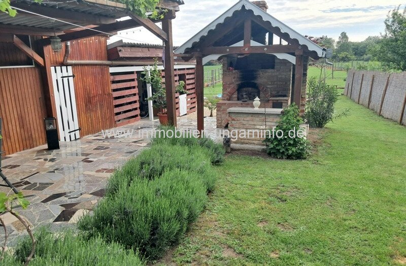 Top Zustand Einfamilienhaus in einer kleinen Stadt in der Nähe des Plattensees