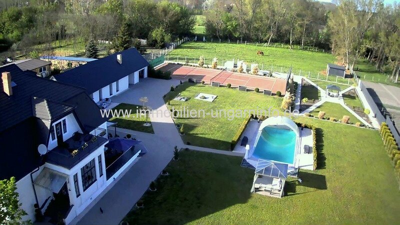 Luxuriöse Luxusvilla mit Gästehaus, Wellness, Schwimmbad, Tennisplatz und 0,8 Hektar großem Park in der Gegend von Budapest zu verkaufen