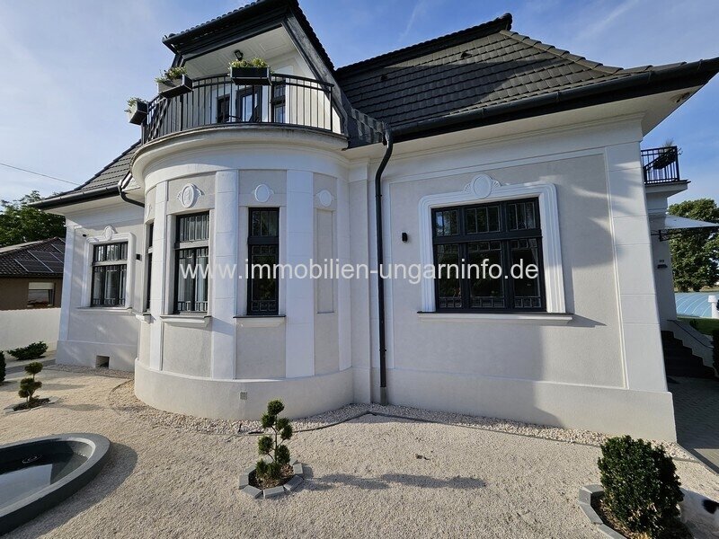 Luxuriöse Luxusvilla mit Gästehaus, Wellness, Schwimmbad, Tennisplatz und 0,8 Hektar großem Park in der Gegend von Budapest zu verkaufen