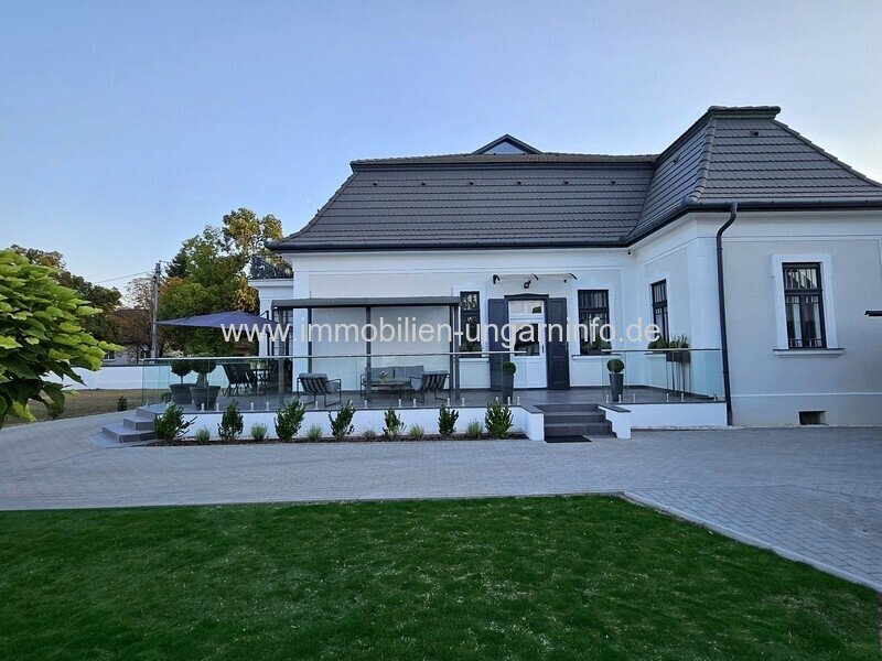Luxuriöse Luxusvilla mit Gästehaus, Wellness, Schwimmbad, Tennisplatz und 0,8 Hektar großem Park in der Gegend von Budapest zu verkaufen