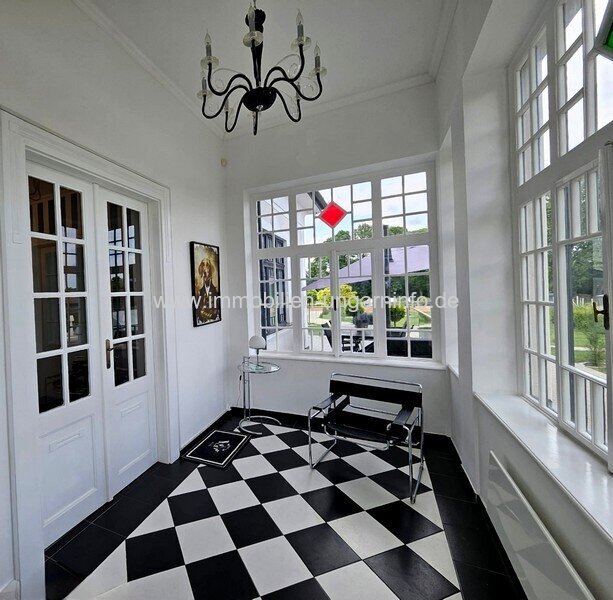 Luxuriöse Luxusvilla mit Gästehaus, Wellness, Schwimmbad, Tennisplatz und 0,8 Hektar großem Park in der Gegend von Budapest zu verkaufen