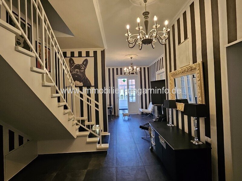 Luxuriöse Luxusvilla mit Gästehaus, Wellness, Schwimmbad, Tennisplatz und 0,8 Hektar großem Park in der Gegend von Budapest zu verkaufen