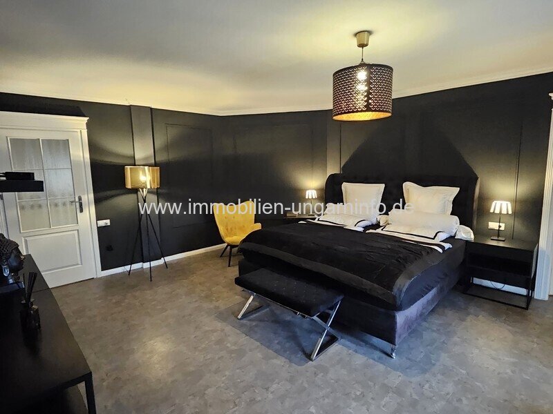 Luxuriöse Luxusvilla mit Gästehaus, Wellness, Schwimmbad, Tennisplatz und 0,8 Hektar großem Park in der Gegend von Budapest zu verkaufen