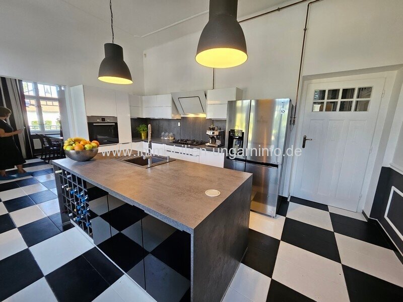 Luxuriöse Luxusvilla mit Gästehaus, Wellness, Schwimmbad, Tennisplatz und 0,8 Hektar großem Park in der Gegend von Budapest zu verkaufen