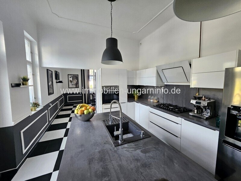 Luxuriöse Luxusvilla mit Gästehaus, Wellness, Schwimmbad, Tennisplatz und 0,8 Hektar großem Park in der Gegend von Budapest zu verkaufen