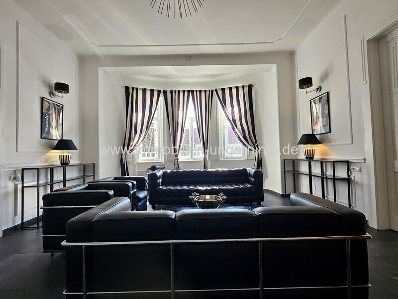 Luxuriöse Luxusvilla mit Gästehaus, Wellness, Schwimmbad, Tennisplatz und 0,8 Hektar großem Park in der Gegend von Budapest zu verkaufen