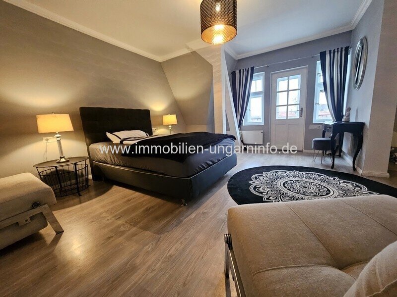 Luxuriöse Luxusvilla mit Gästehaus, Wellness, Schwimmbad, Tennisplatz und 0,8 Hektar großem Park in der Gegend von Budapest zu verkaufen