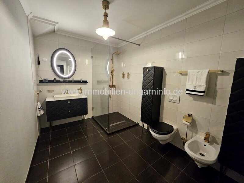 Luxuriöse Luxusvilla mit Gästehaus, Wellness, Schwimmbad, Tennisplatz und 0,8 Hektar großem Park in der Gegend von Budapest zu verkaufen