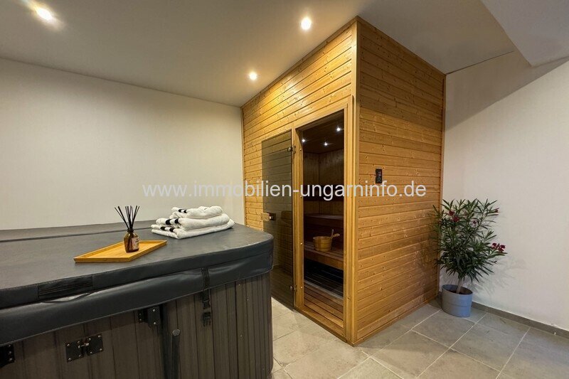 Luxuriöse Luxusvilla mit Gästehaus, Wellness, Schwimmbad, Tennisplatz und 0,8 Hektar großem Park in der Gegend von Budapest zu verkaufen