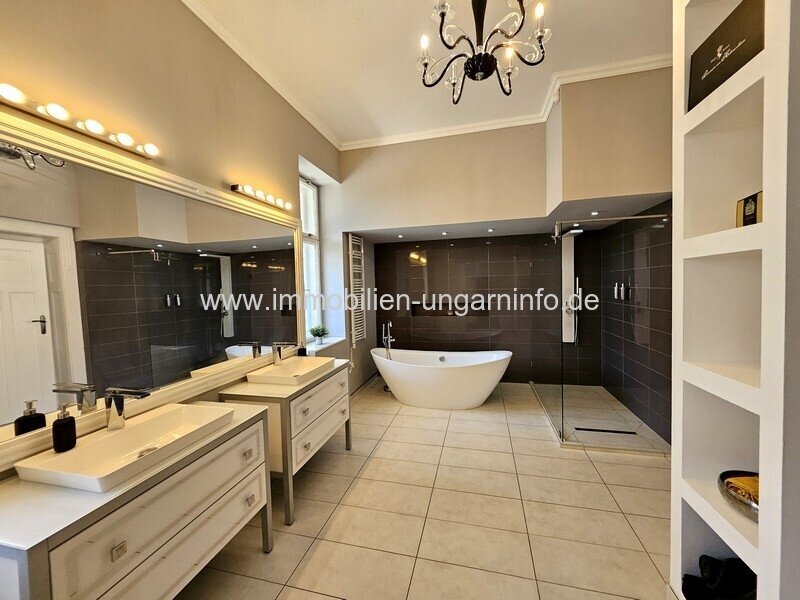 Luxuriöse Luxusvilla mit Gästehaus, Wellness, Schwimmbad, Tennisplatz und 0,8 Hektar großem Park in der Gegend von Budapest zu verkaufen