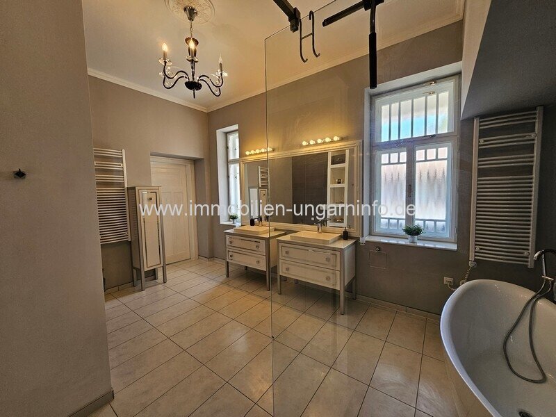 Luxuriöse Luxusvilla mit Gästehaus, Wellness, Schwimmbad, Tennisplatz und 0,8 Hektar großem Park in der Gegend von Budapest zu verkaufen