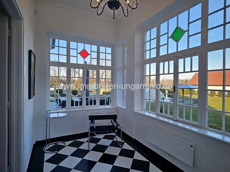 Luxuriöse Luxusvilla mit Gästehaus, Wellness, Schwimmbad, Tennisplatz und 0,8 Hektar großem Park in der Gegend von Budapest zu verkaufen