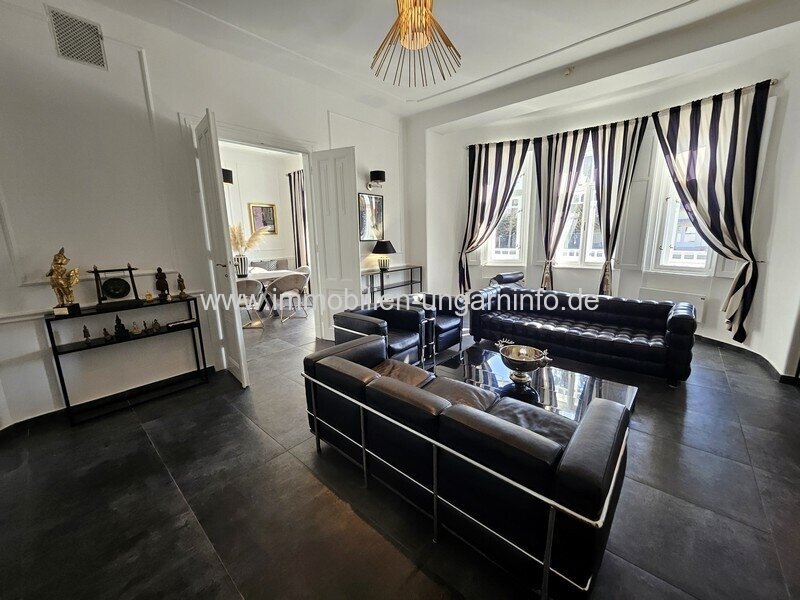 Luxuriöse Luxusvilla mit Gästehaus, Wellness, Schwimmbad, Tennisplatz und 0,8 Hektar großem Park in der Gegend von Budapest zu verkaufen