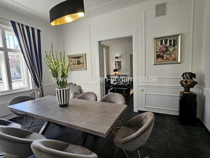 Luxuriöse Luxusvilla mit Gästehaus, Wellness, Schwimmbad, Tennisplatz und 0,8 Hektar großem Park in der Gegend von Budapest zu verkaufen