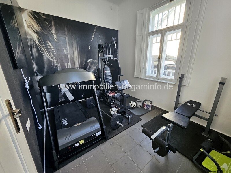 Luxuriöse Luxusvilla mit Gästehaus, Wellness, Schwimmbad, Tennisplatz und 0,8 Hektar großem Park in der Gegend von Budapest zu verkaufen