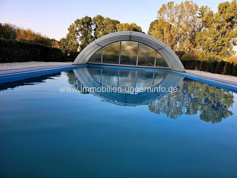 Luxuriöse Luxusvilla mit Gästehaus, Wellness, Schwimmbad, Tennisplatz und 0,8 Hektar großem Park in der Gegend von Budapest zu verkaufen