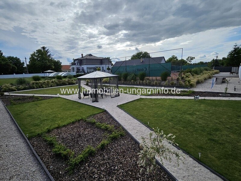 Luxuriöse Luxusvilla mit Gästehaus, Wellness, Schwimmbad, Tennisplatz und 0,8 Hektar großem Park in der Gegend von Budapest zu verkaufen