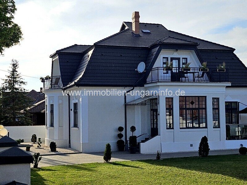 Luxuriöse Luxusvilla mit Gästehaus, Wellness, Schwimmbad, Tennisplatz und 0,8 Hektar großem Park in der Gegend von Budapest zu verkaufen