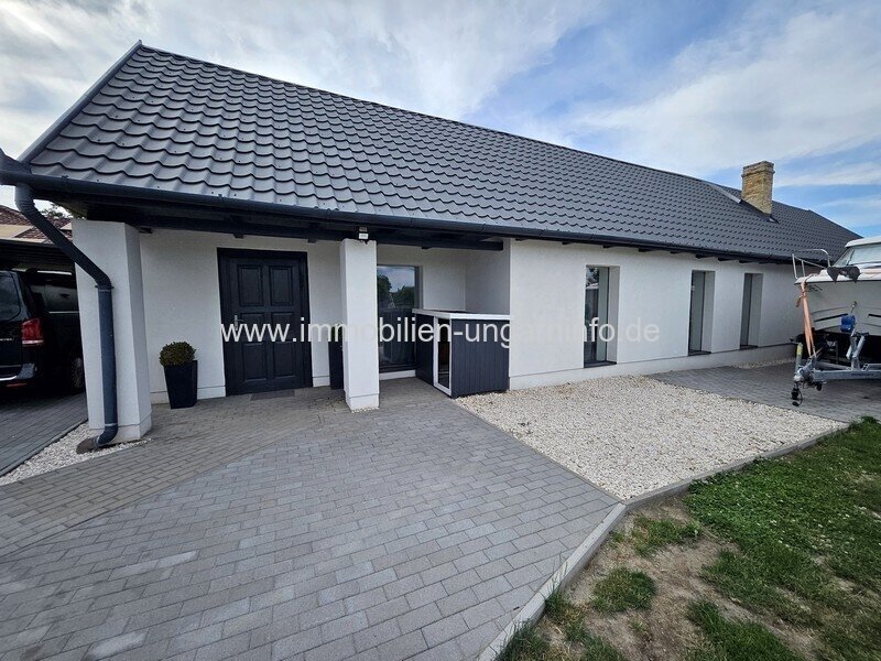 Luxuriöse Luxusvilla mit Gästehaus, Wellness, Schwimmbad, Tennisplatz und 0,8 Hektar großem Park in der Gegend von Budapest zu verkaufen