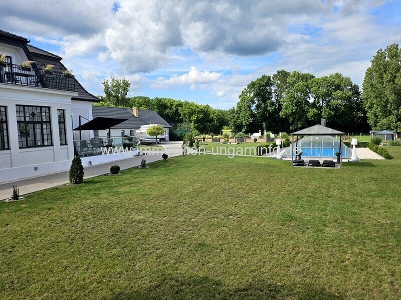 Luxuriöse Luxusvilla mit Gästehaus, Wellness, Schwimmbad, Tennisplatz und 0,8 Hektar großem Park in der Gegend von Budapest zu verkaufen