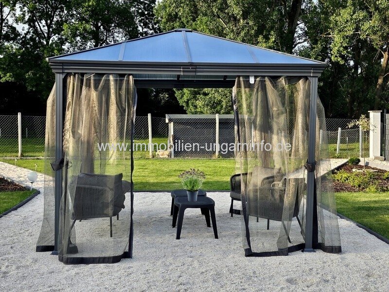 Luxuriöse Luxusvilla mit Gästehaus, Wellness, Schwimmbad, Tennisplatz und 0,8 Hektar großem Park in der Gegend von Budapest zu verkaufen