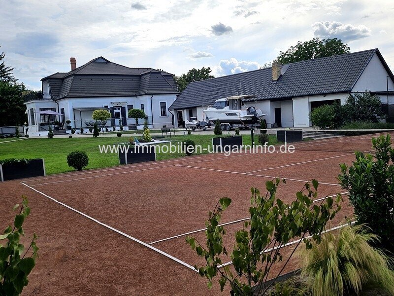 Luxuriöse Luxusvilla mit Gästehaus, Wellness, Schwimmbad, Tennisplatz und 0,8 Hektar großem Park in der Gegend von Budapest zu verkaufen