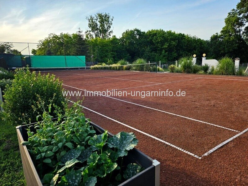 Luxuriöse Luxusvilla mit Gästehaus, Wellness, Schwimmbad, Tennisplatz und 0,8 Hektar großem Park in der Gegend von Budapest zu verkaufen
