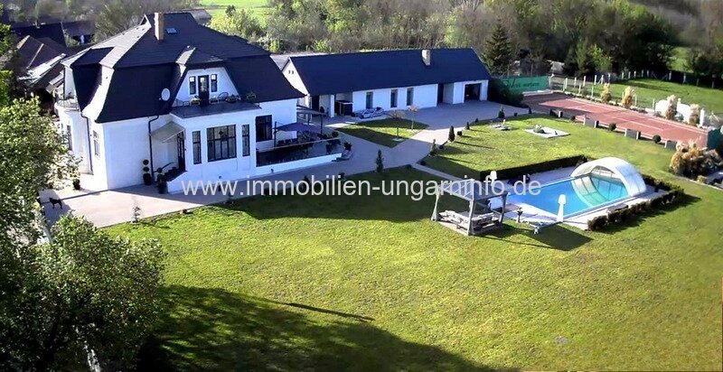 Luxuriöse Luxusvilla mit Gästehaus, Wellness, Schwimmbad, Tennisplatz und 0,8 Hektar großem Park in der Gegend von Budapest zu verkaufen