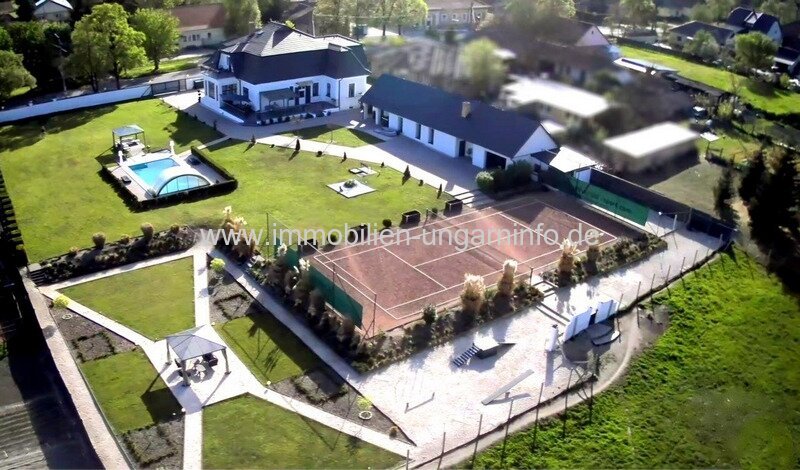 Luxuriöse Luxusvilla mit Gästehaus, Wellness, Schwimmbad, Tennisplatz und 0,8 Hektar großem Park in der Gegend von Budapest zu verkaufen