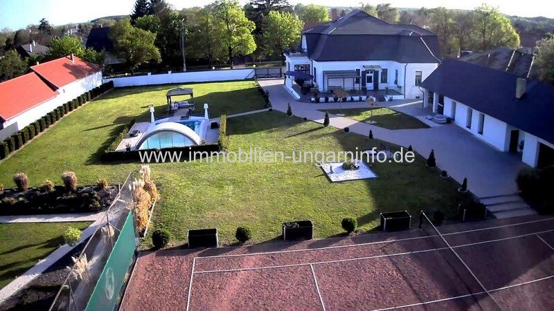 Luxuriöse Luxusvilla mit Gästehaus, Wellness, Schwimmbad, Tennisplatz und 0,8 Hektar großem Park in der Gegend von Budapest zu verkaufen
