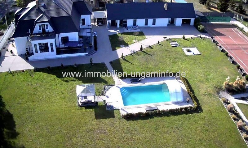 Luxuriöse Luxusvilla mit Gästehaus, Wellness, Schwimmbad, Tennisplatz und 0,8 Hektar großem Park in der Gegend von Budapest zu verkaufen