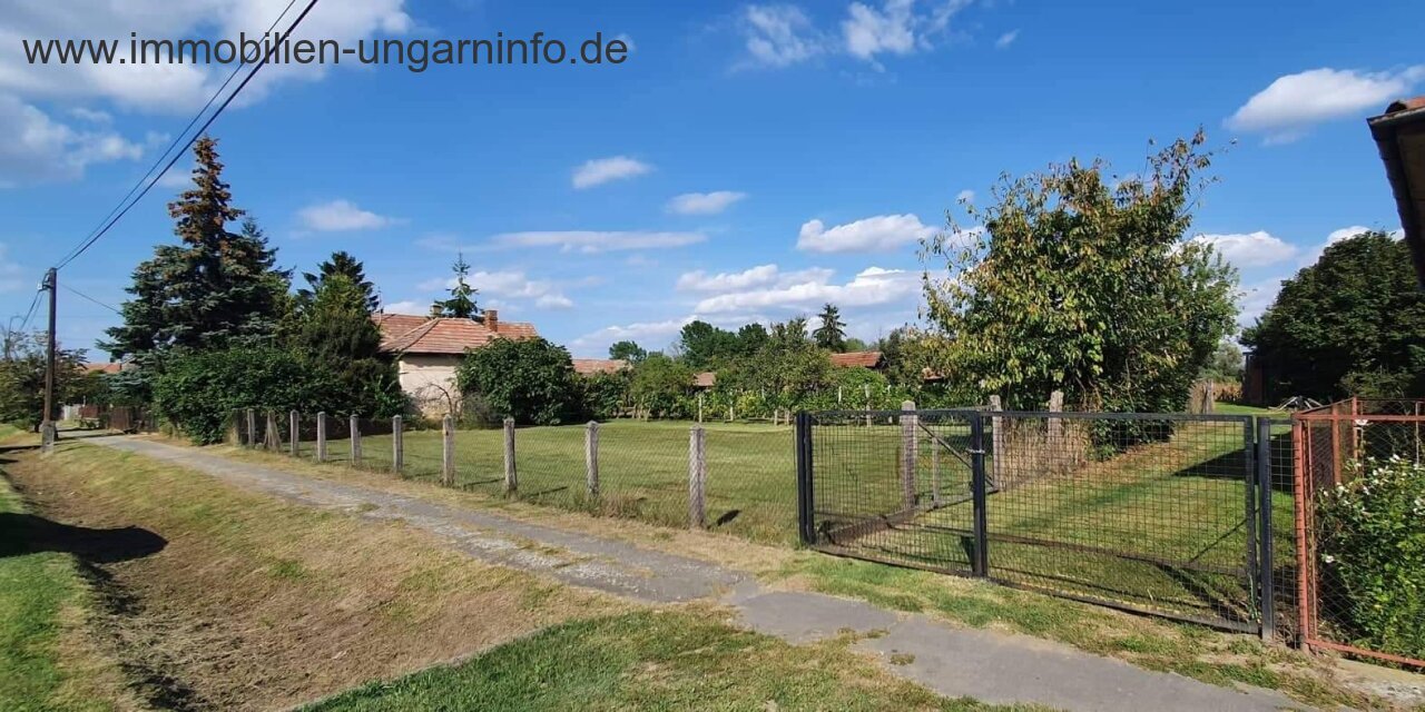 Südlich des Plattensees gut erhaltenes Einfamilienhaus mit großem Grundstück zu verkaufen