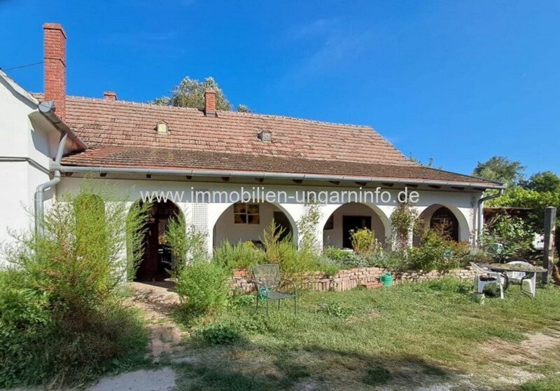 Zwei Immobilien mit großem Grundstück nahe dem Balaton zu verkaufen