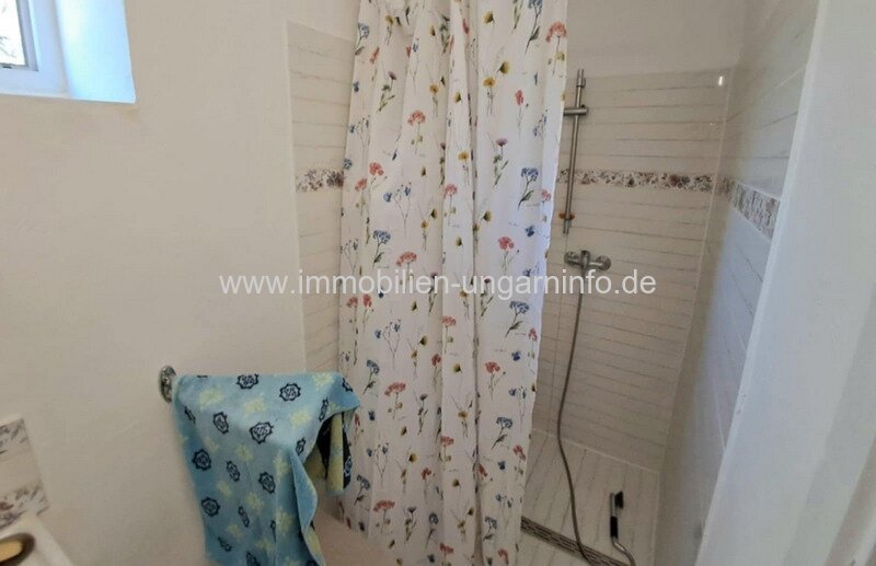 Zwei Immobilien mit großem Grundstück nahe dem Balaton zu verkaufen