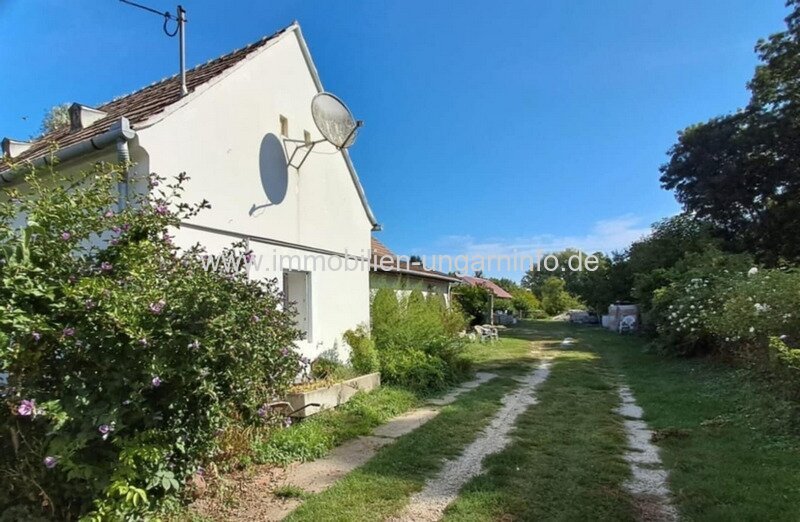 Zwei Immobilien mit großem Grundstück nahe dem Balaton zu verkaufen