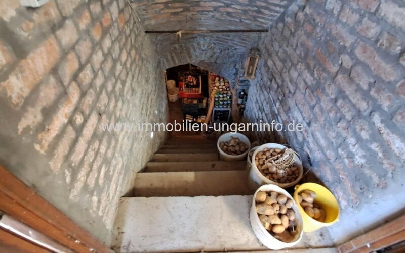 Zwei Immobilien mit großem Grundstück nahe dem Balaton zu verkaufen