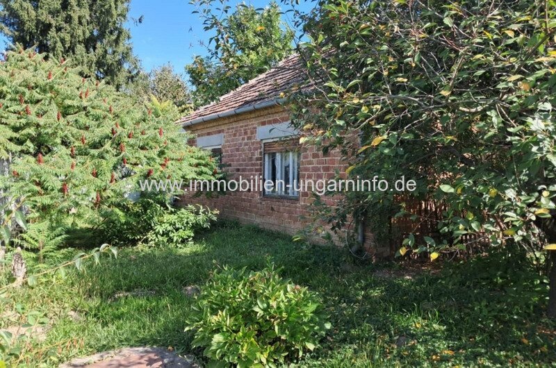 Zwei Immobilien mit großem Grundstück nahe dem Balaton zu verkaufen