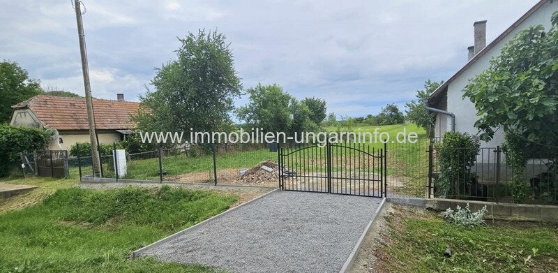 Baugrundstück mit öffentlichen Versorgungseinrichtungen in der Nähe des Plattensees