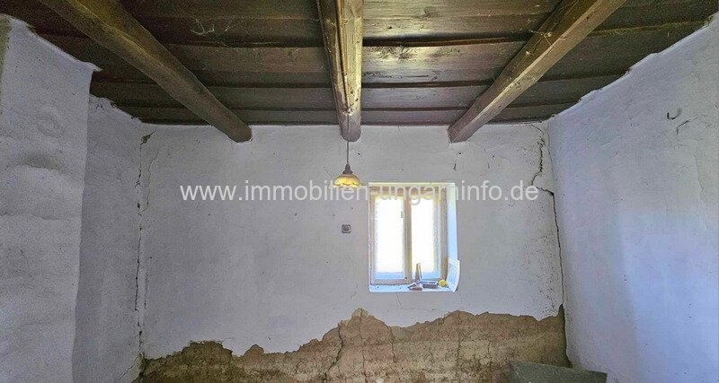Bauernhaus am Rande des Waldes, großes Grundstück
