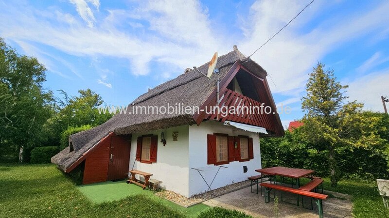 Strandnahes Ferienhaus mit Strohdach in Balatonmáriafürdő zu verkaufen