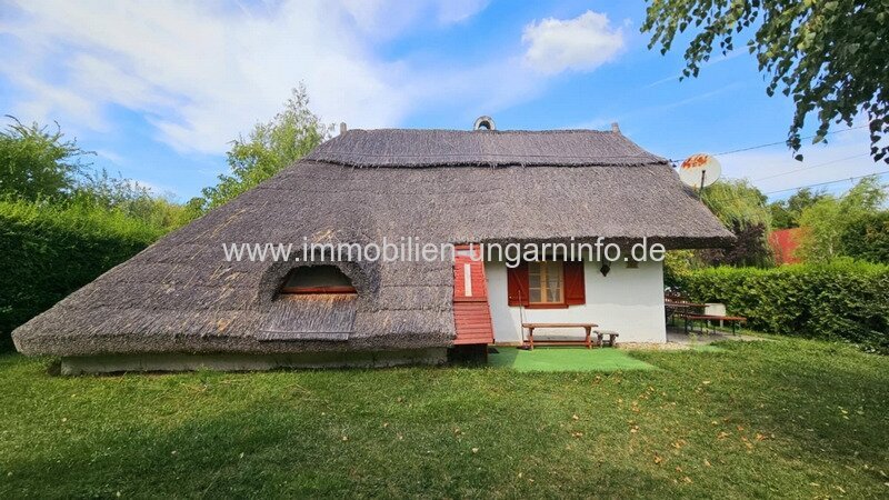Strandnahes Ferienhaus mit Strohdach in Balatonmáriafürdő zu verkaufen