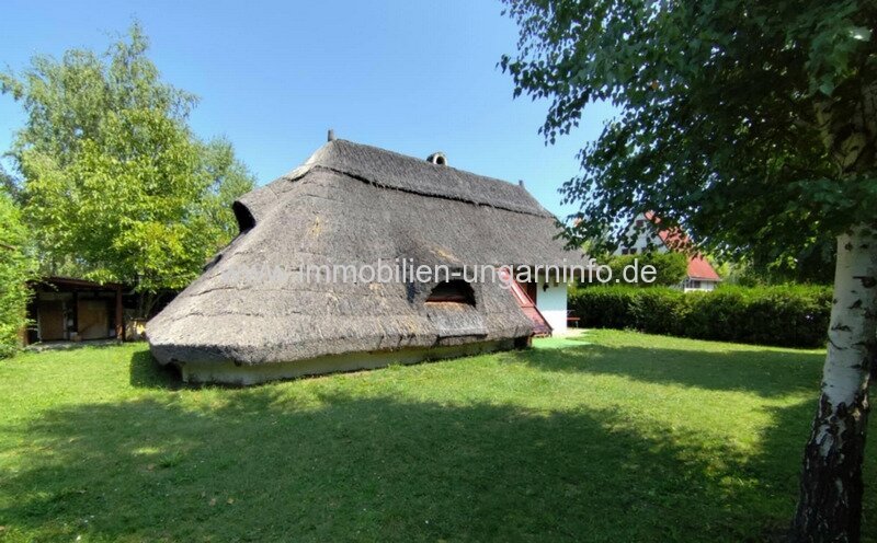 Strandnahes Ferienhaus mit Strohdach in Balatonmáriafürdő zu verkaufen