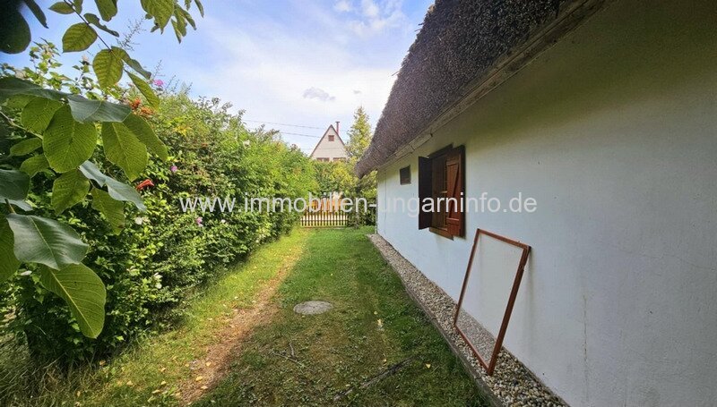 Strandnahes Ferienhaus mit Strohdach in Balatonmáriafürdő zu verkaufen