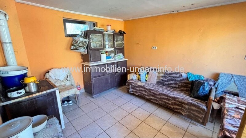 Bauernhaus im Kreis Tolna, mit großem Nebengebäude