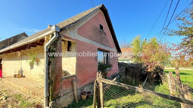 Bauernhaus im Kreis Tolna, mit großem Nebengebäude