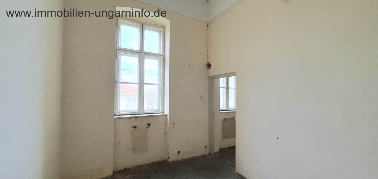 Eladó egy 250 m²-es épület 0,5 hektáros telekkel a Balaton közelében