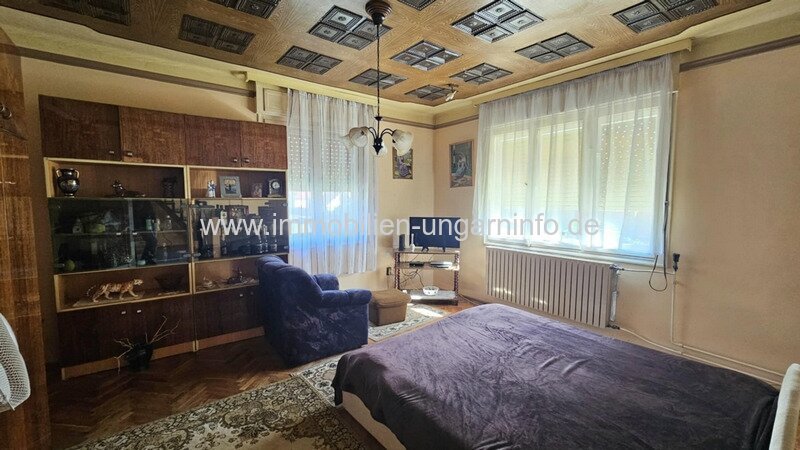 In einer kleinen Stadt, 12 km vom Balaton entfernt, steht ein Einfamilienhaus mit Apartment zum Verkauf