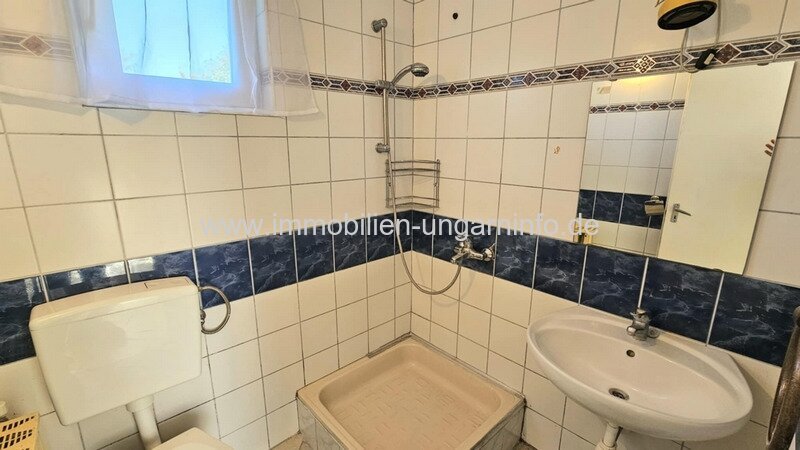 In einer kleinen Stadt, 12 km vom Balaton entfernt, steht ein Einfamilienhaus mit Apartment zum Verkauf