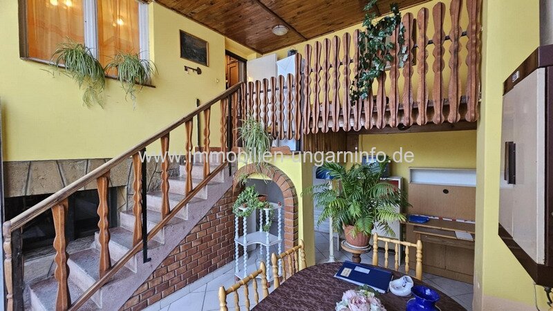 In einer kleinen Stadt, 12 km vom Balaton entfernt, steht ein Einfamilienhaus mit Apartment zum Verkauf