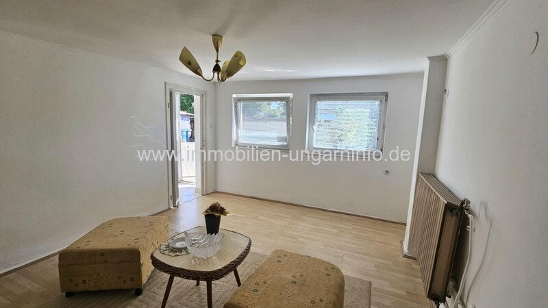 In einer kleinen Stadt, 12 km vom Balaton entfernt, steht ein Einfamilienhaus mit Apartment zum Verkauf